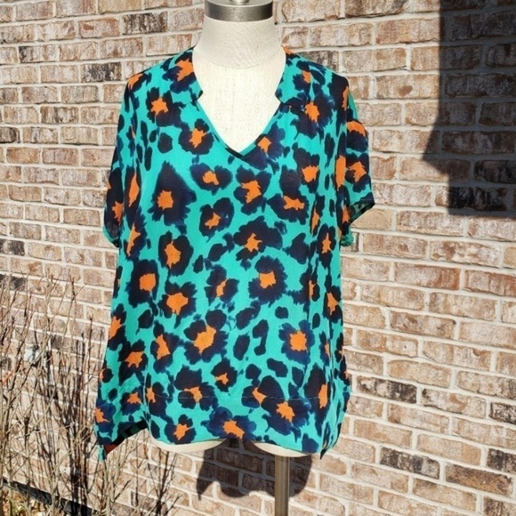 CAbi Tops - Cabi Loose Fitted V-Neck Print Top XS